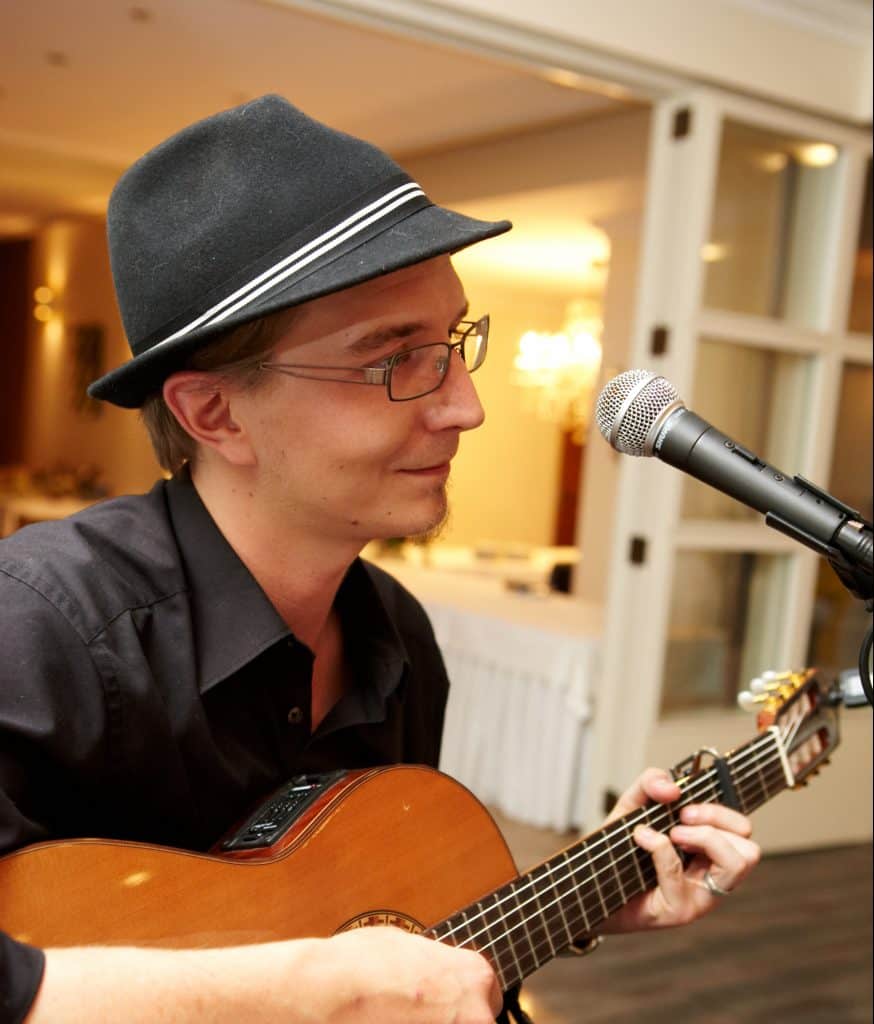 Stephan Lung mit Gitarre