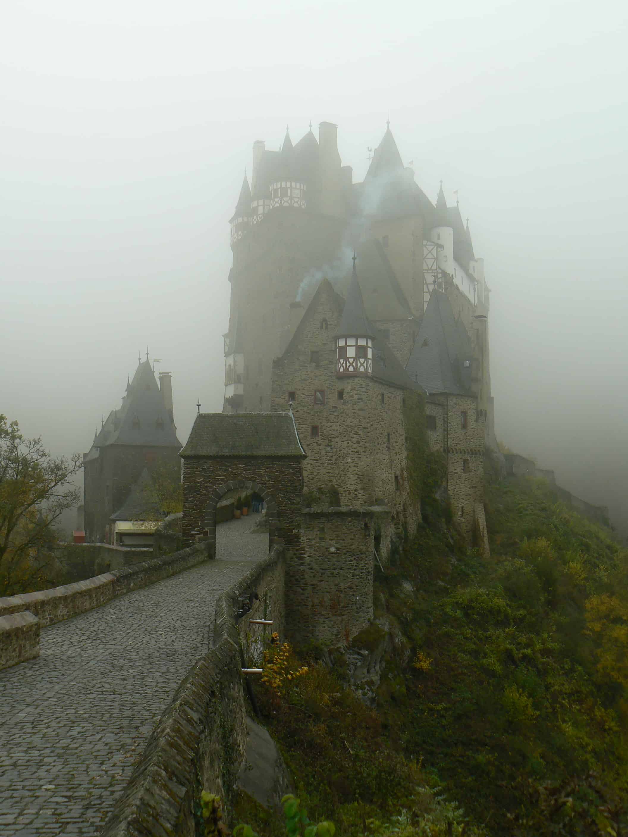 Burg Eltz im Nebel