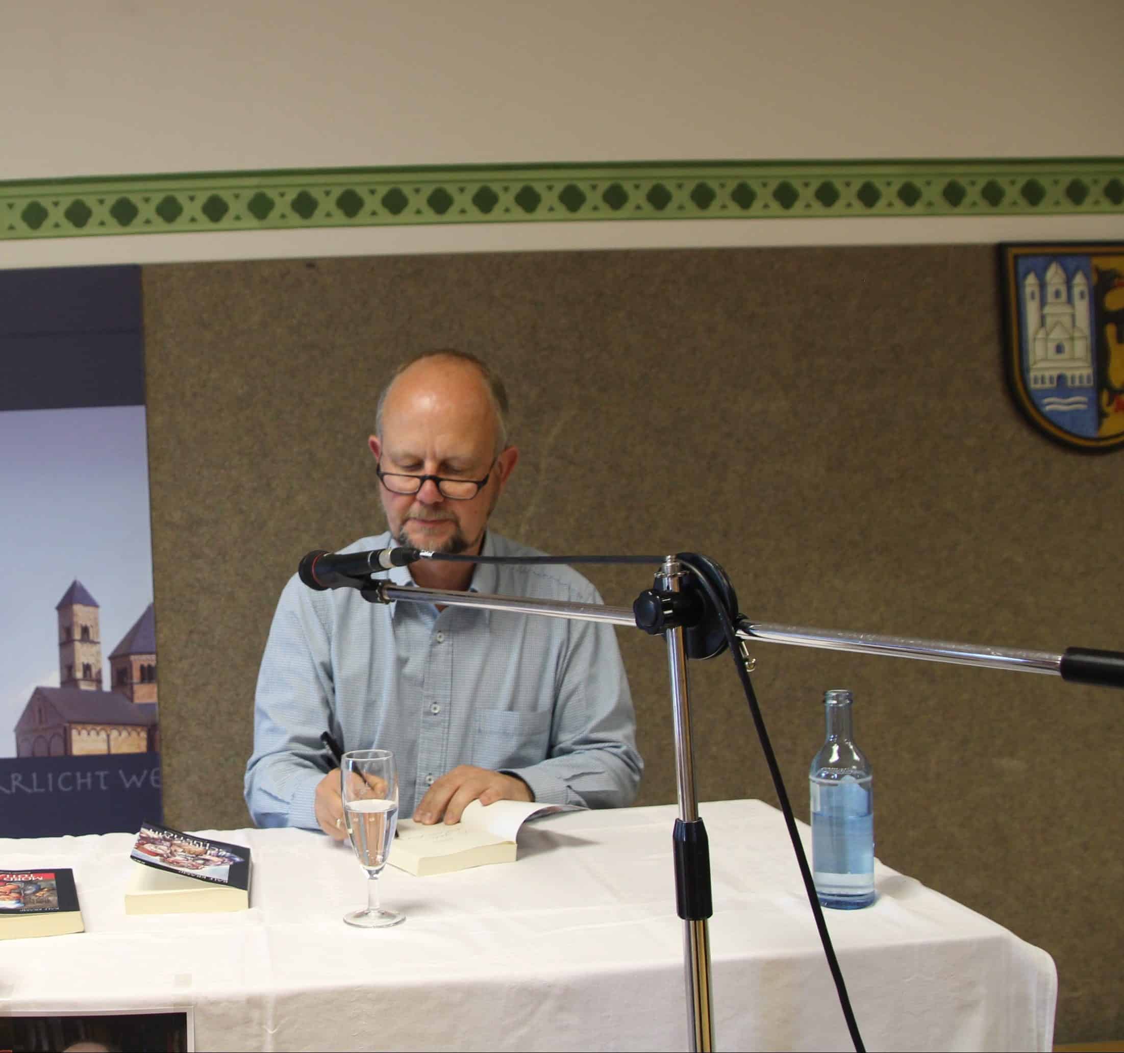 Ralf Kramp bei einer Lesung im Kloster Maria Laach