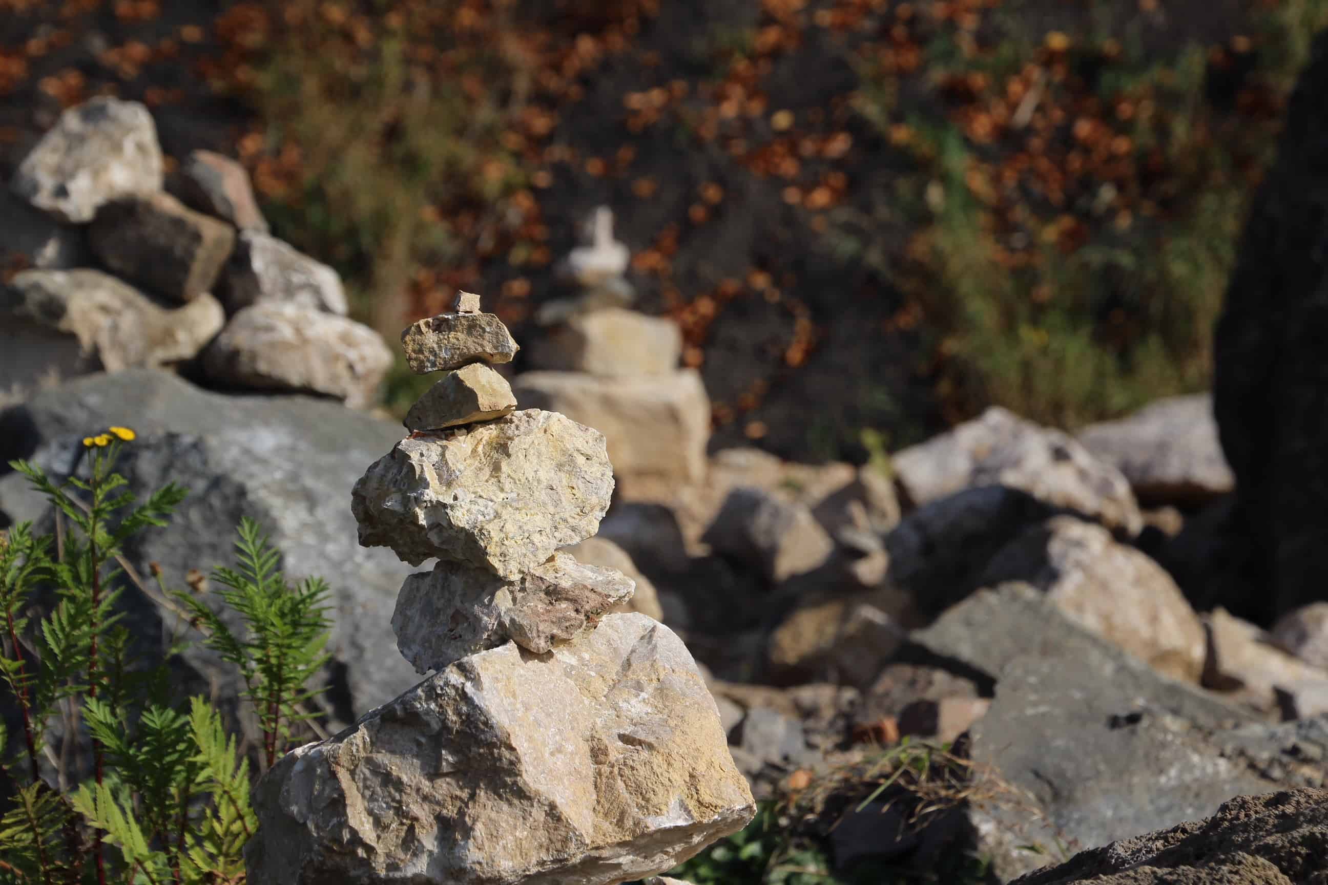 Steinmännchen basteln auf dem Gerolsteiner Felsenpfad