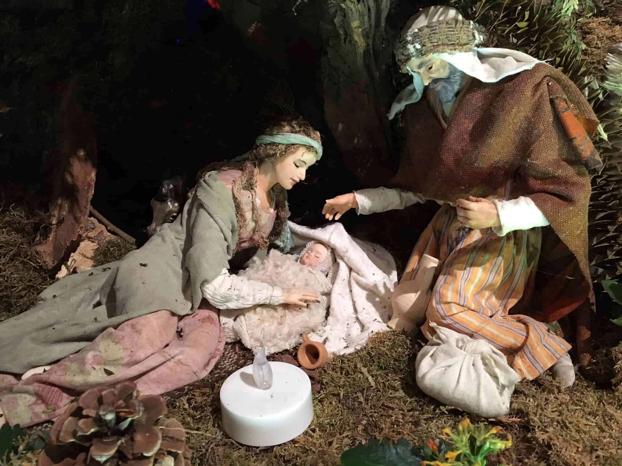 Sehenswert - Das Krippenmuseum in Waldbreitbach ,Weihnachtskrippe Maria erschöpft