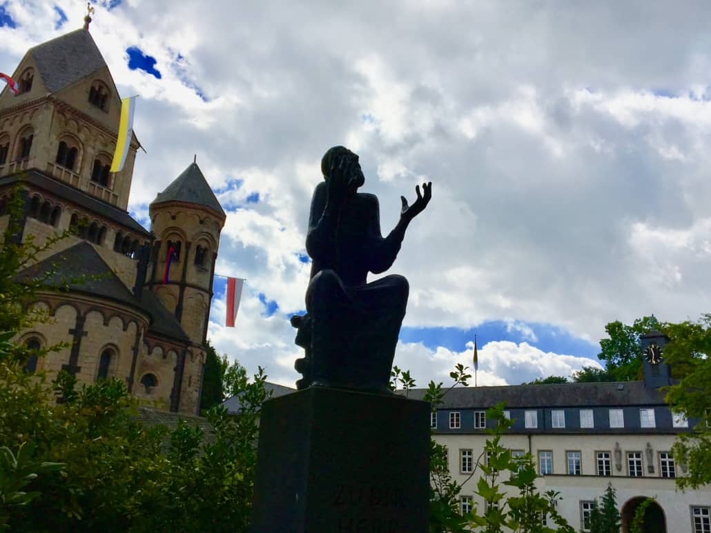 Der Prophet vor der Klosterkirche von Maria Laach