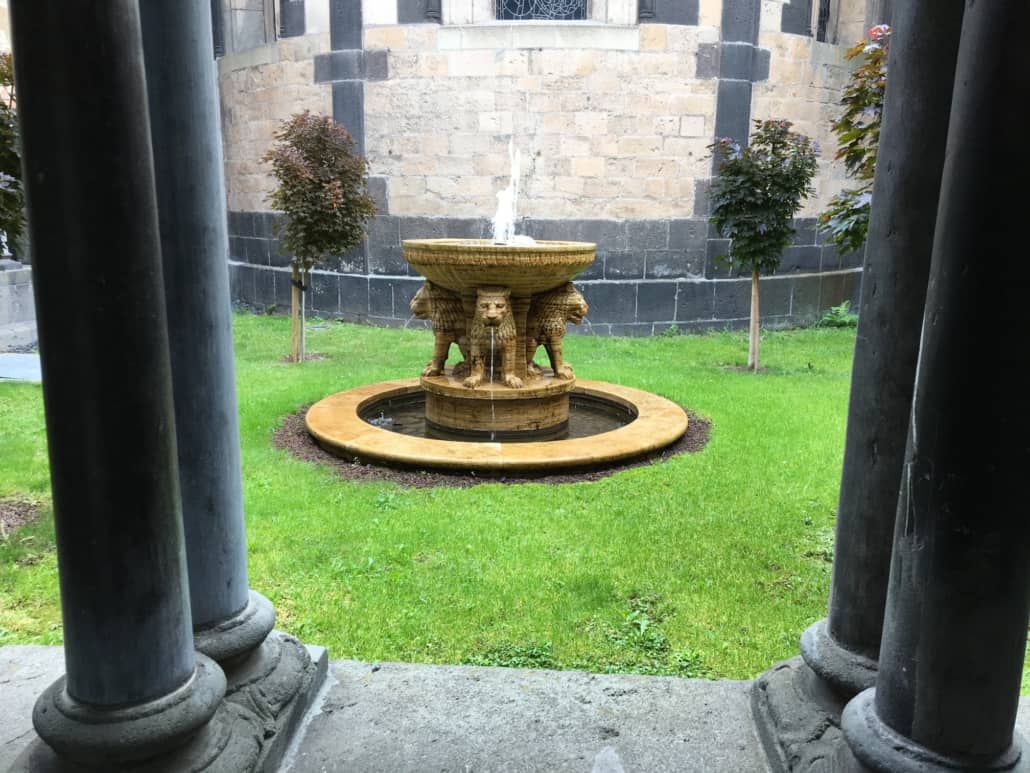 Brunnen vor der Klosterkirche von Maria Laach