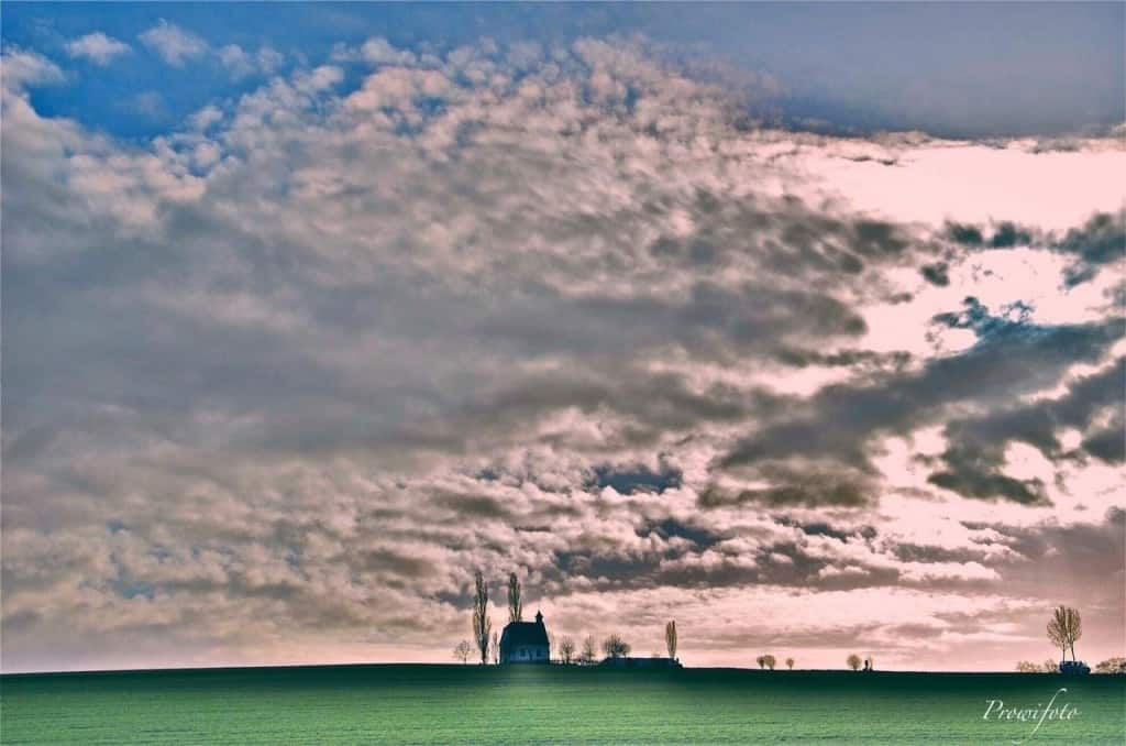 Heilig-Kreuz-Kapele Mertloch mit Wolkenfeld