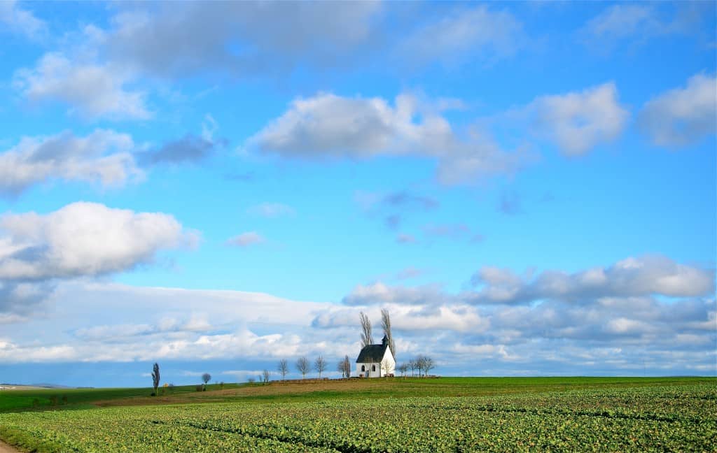 Heilig-Kreuz-Kapelle Mertloch mit Wolken und blauem Himmel