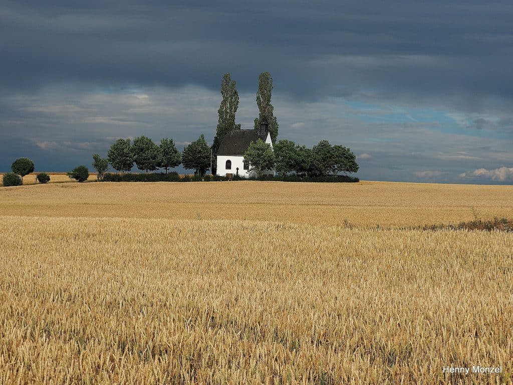 Heilig Kreuz Kapelle Mertloch im Getreidefeld