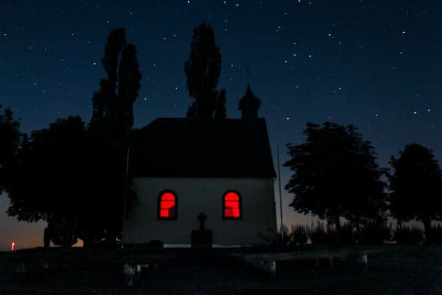 Heilig Kreuz Kapelle Mertloch mit Sternenhimmel