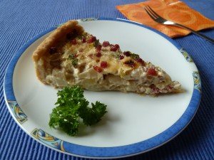 Ein Stück Chicorée-Quiche auf einem Teller