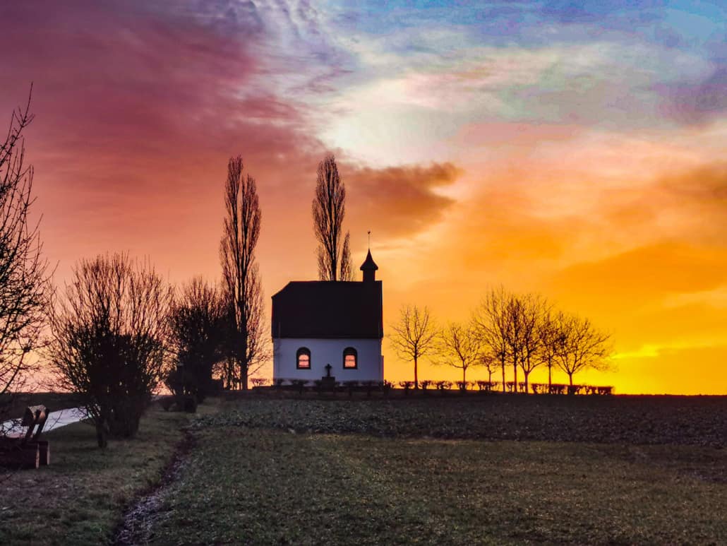 Heilig Kreuz Kapelle Mertloch im Abendlicht