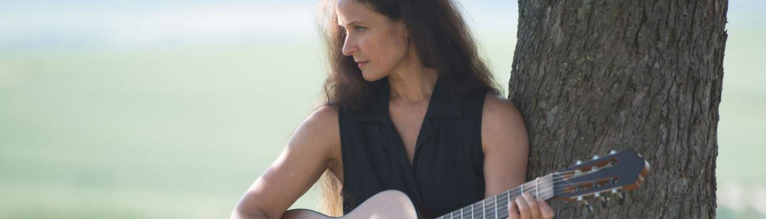 Nicole Mercier mit Gitarre
