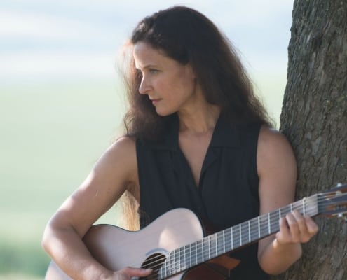Nicole Mercier mit Gitarre