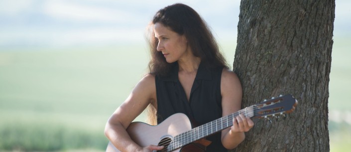 Nicole Mercier mit Gitarre