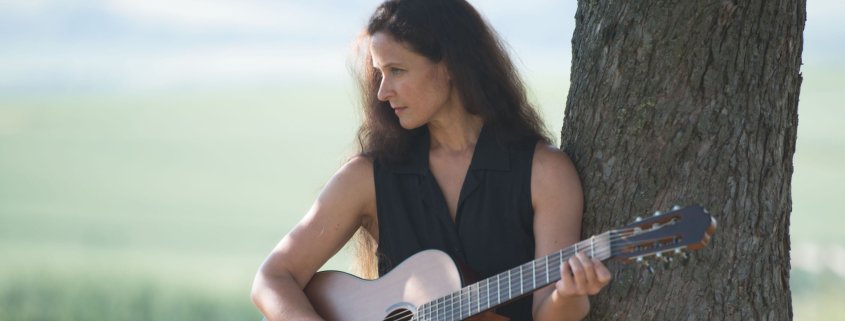 Nicole Mercier mit Gitarre