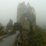 Burg Eltz im Nebel