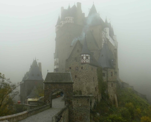 Burg Eltz im Nebel