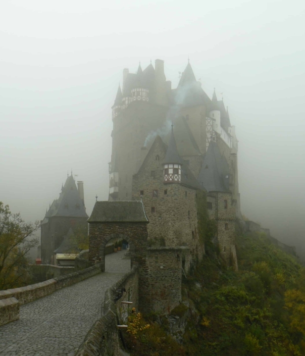 Burg Eltz im Nebel