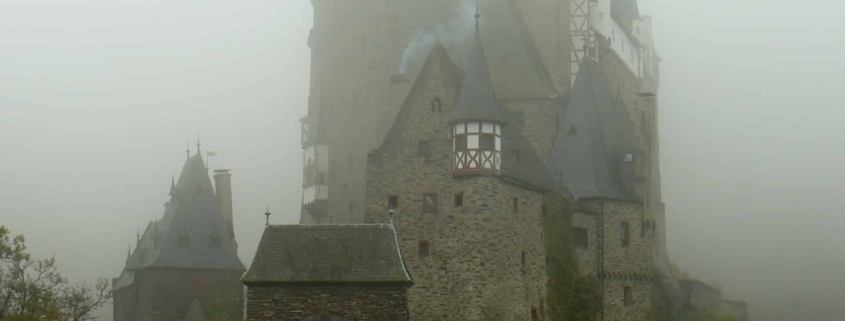 Burg Eltz im Nebel