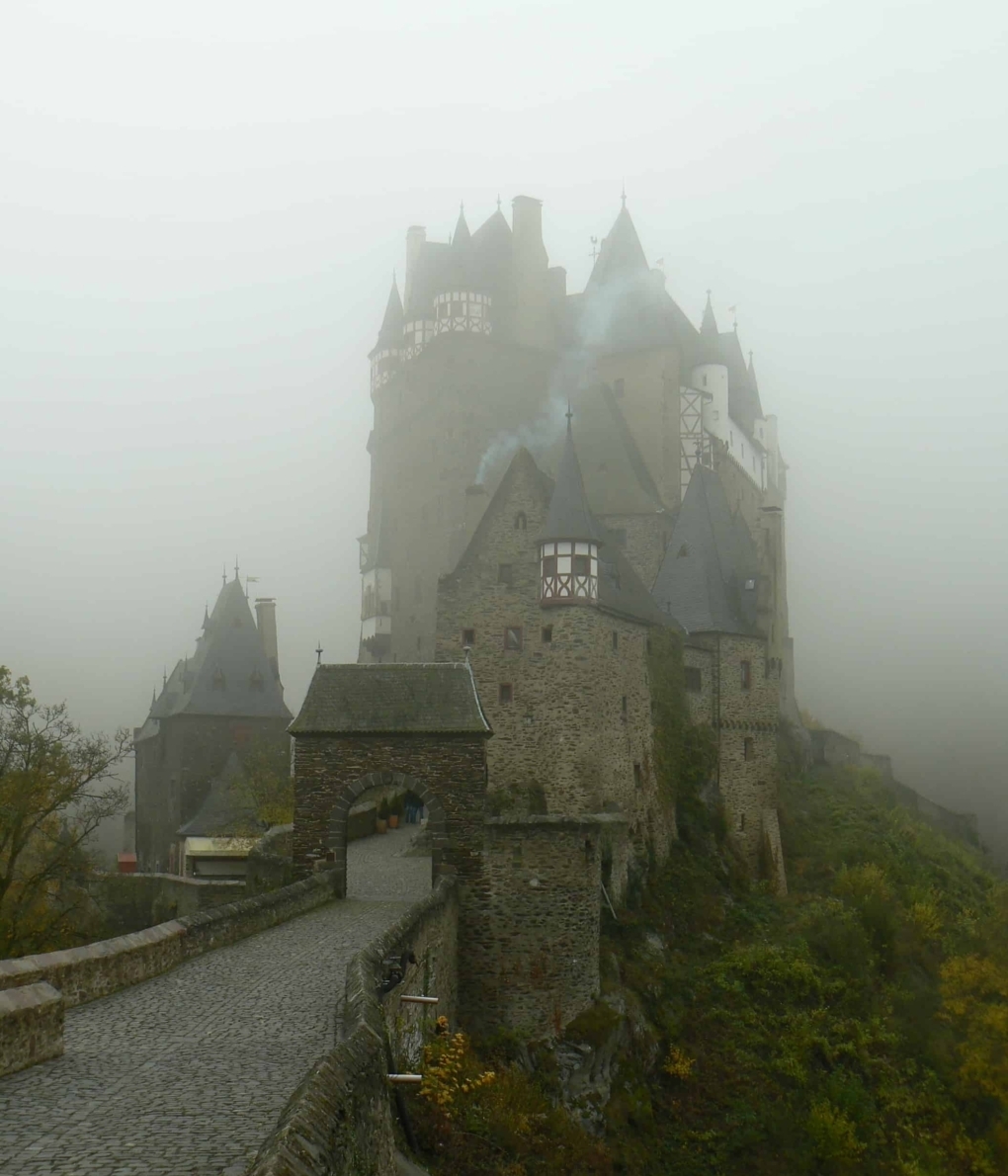 Burg Eltz im Nebel