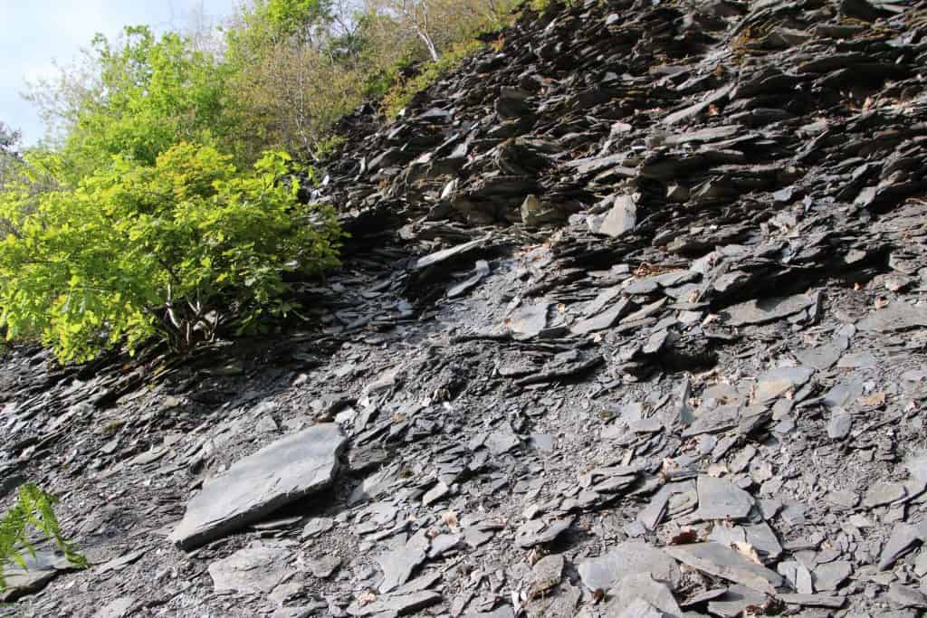 Schiefer Abraumhalde am Nette-Schieferpfad