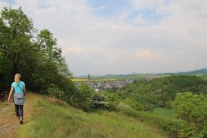 Frau wandert auf dem Nette-Schieferpfad mit Blick auf Welling