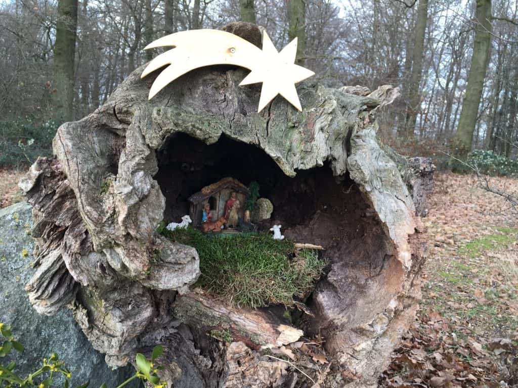 Krippenweg in Kell, Krippe im hohlen Baum