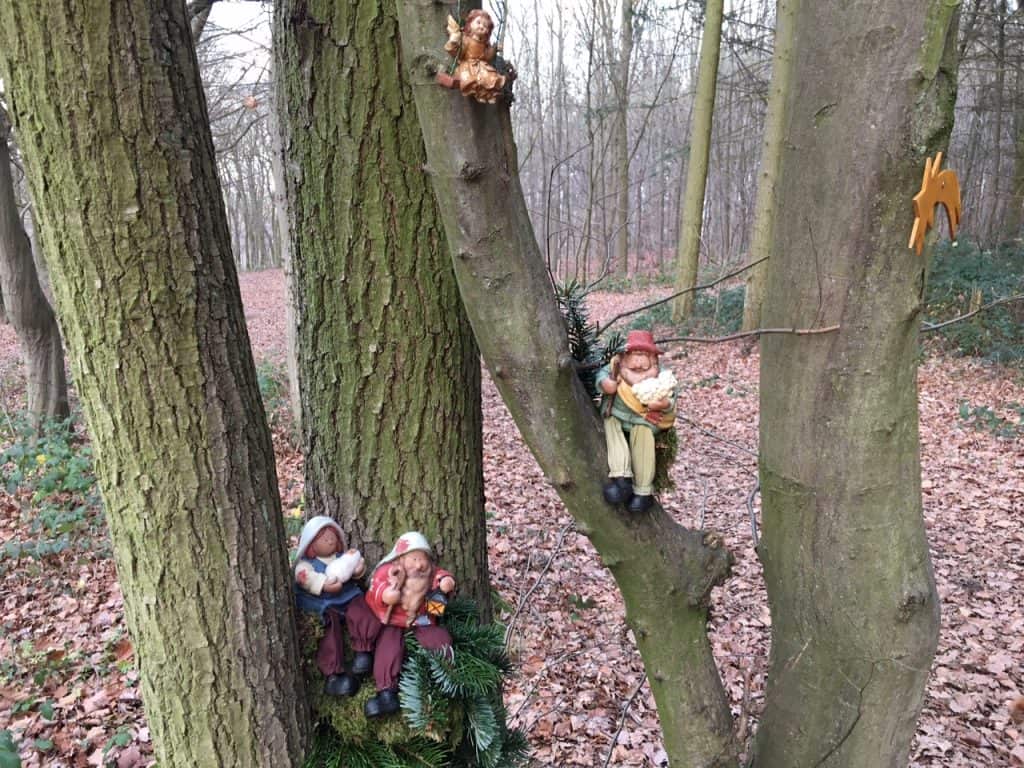 Krippenfiguren in den Bäumen, Krippenweg Kell
