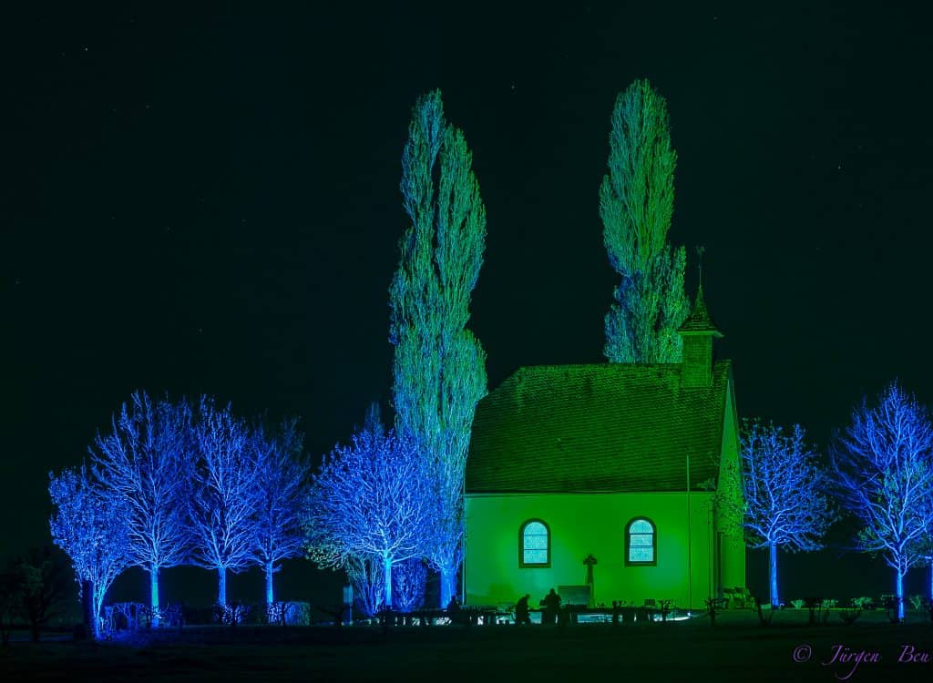 Lichtkunst an der Heilig Kreuz Kapelle in Mertloch