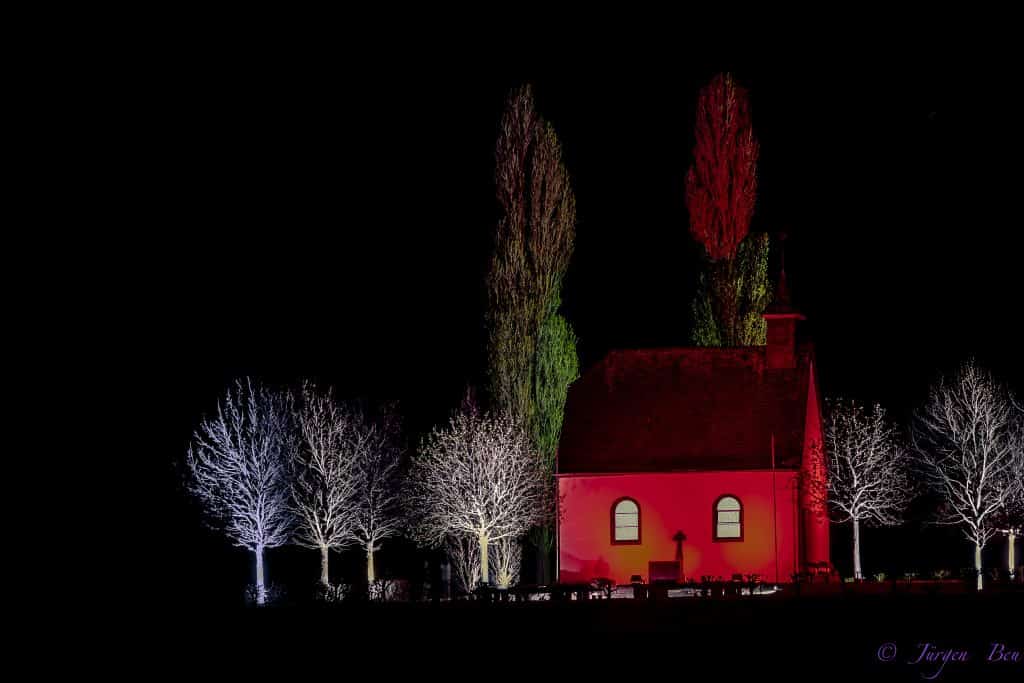 Lichtkunst an der Heilig Kreuz Kapelle in Mertloch