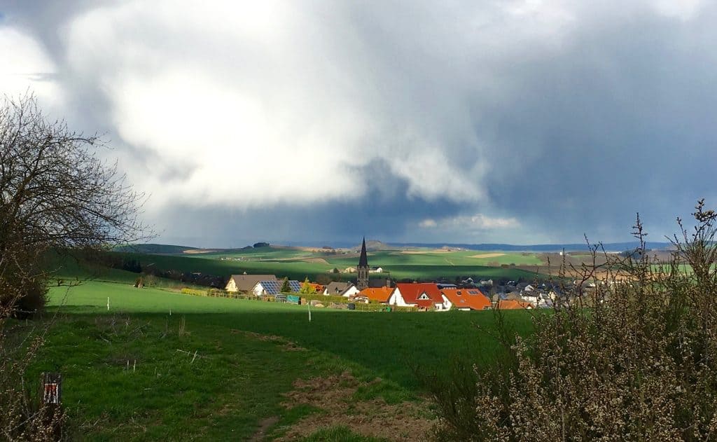 Blick auf Welling im Abendlicht auf dem Nette-Schieferpfad