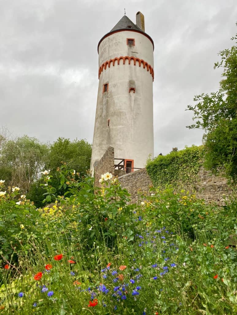 Magische Orte in der Eifel - Heilkräutergarten in Münstermaifeld, Heilkräutergarten Münstermaifeld mit Eulenturm