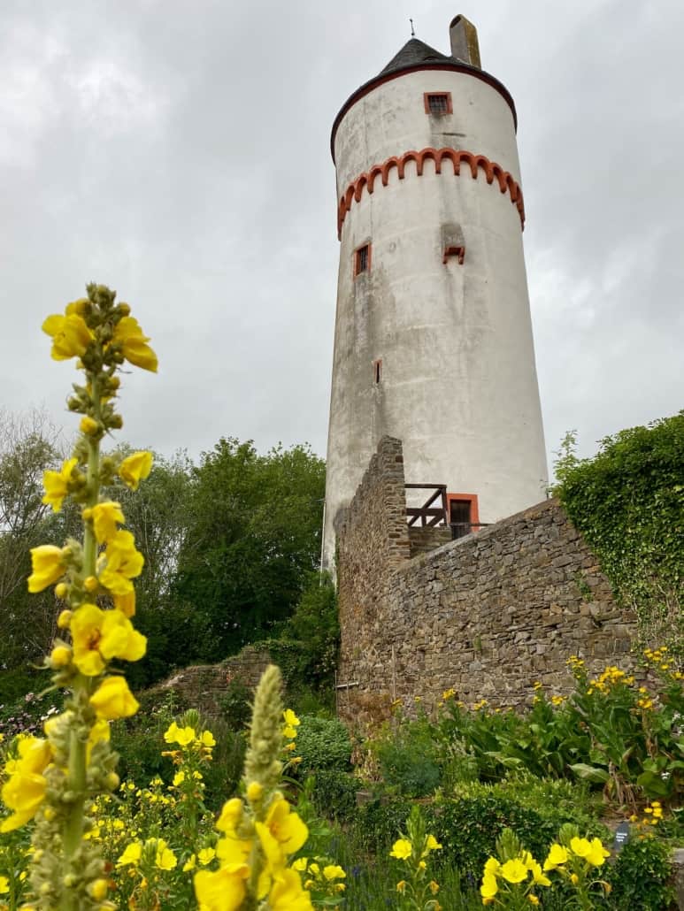 Magische Orte in der Eifel - Heilkräutergarten in Münstermaifeld, Eulenturm beim Heilkräutergarten Münstermaifeld