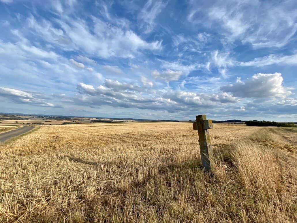 Getreidefeld mit Wegkreuz Osteifel