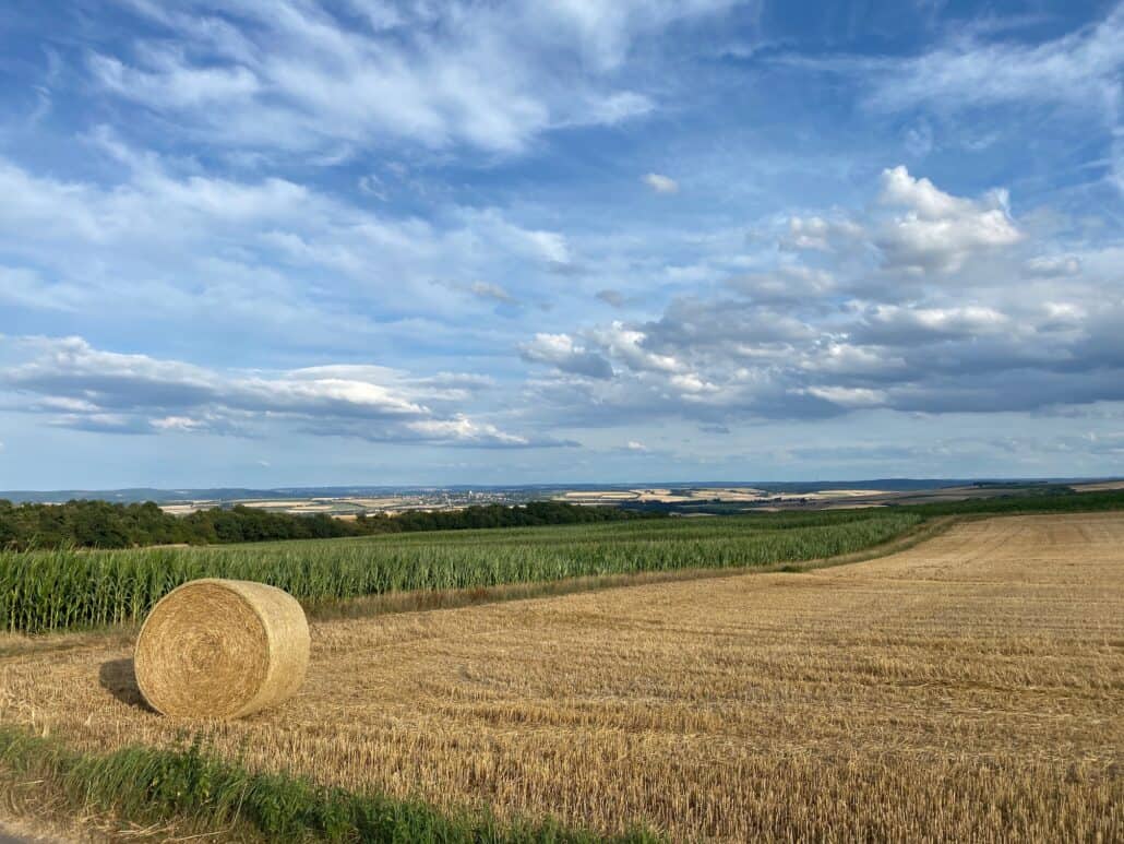 Strohballen auf Getreidefeld, Osteifel