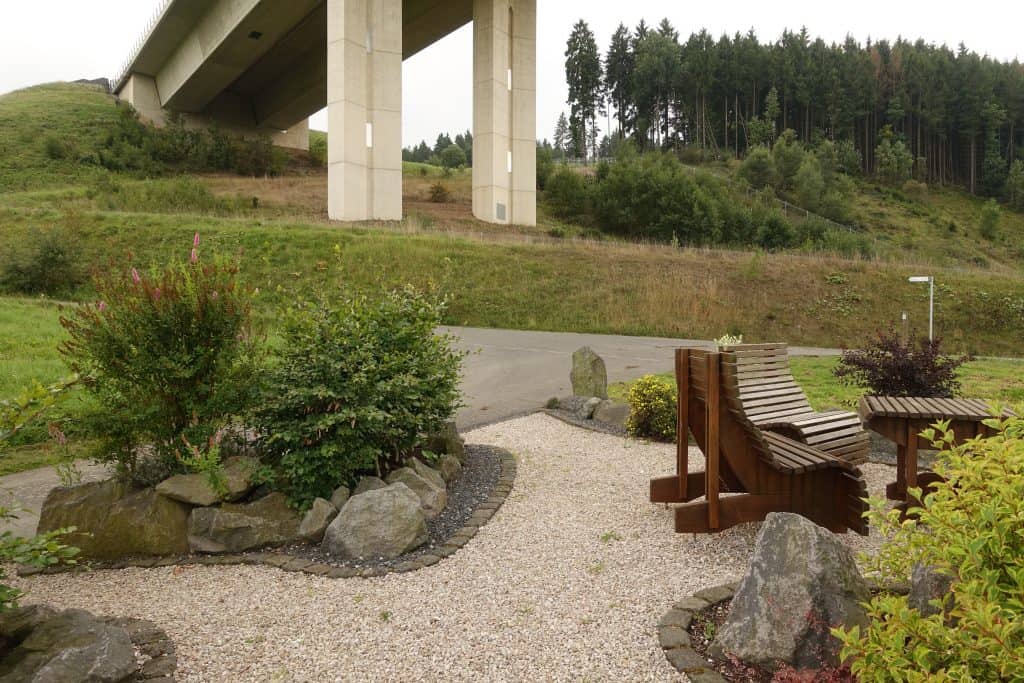 Lierpfad, Rastplatz unter der Autobahnbrücke