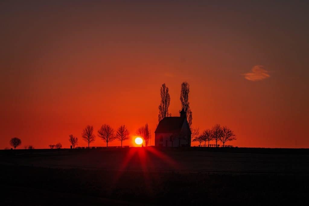 Heilig Kreuz Kapelle in Mertloch in tiefem Rot