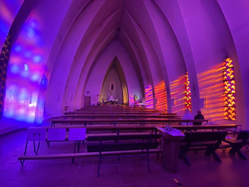 Das Lichtwunder- Die Schwanenkirche bei Roes, violetter Kirchenraum