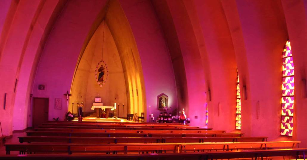 Das Lichtwunder- Die Schwanenkirche bei Roes, Altarraum in gelb und violett