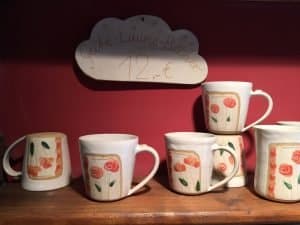 Keramiktassen mit Blumenmotiv aus der Kleinen Töpferei Mörz