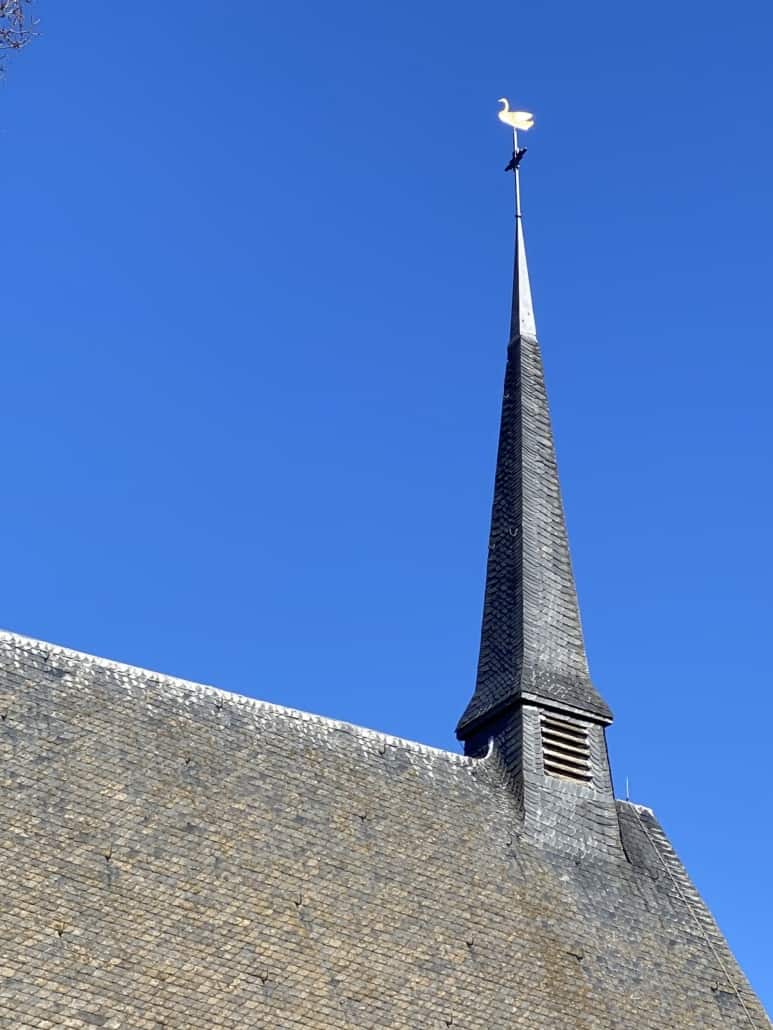 Die Schwanenkirche mit Schwan statt Hahn