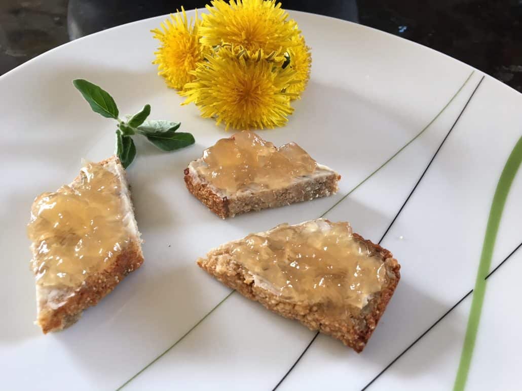 Löwenzahnblüten-Gelee auf Brot mit Blüte