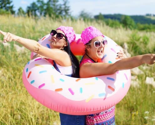"Die Weibsbilder"- tolles Comedy-Duo aus der Eifel, zwei Frauen mit Schwimmring und Badekappe