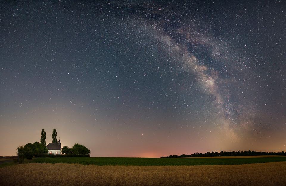 Heilig Kreuz Kapelle Mertloch mit Sternenhimmel