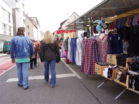 Kittelschürzen auf dem Markt