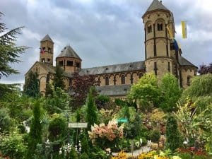 Klostergärtnerei von Maria Laach mit Abteikirche im Hintergrund