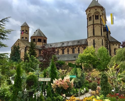 Klostergärtnerei von Maria Laach mit Abteikirche im Hintergrund