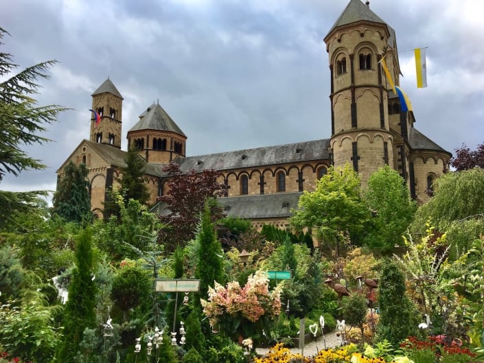 Klostergärtnerei Maria Laach, 4 Klostergärtnerei von Maria Laach mit Abteikirche im Hintergrund