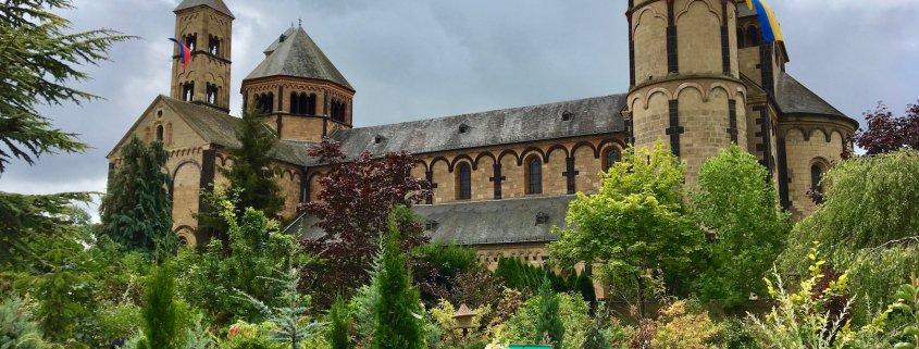 Klostergärtnerei von Maria Laach mit Abteikirche im Hintergrund