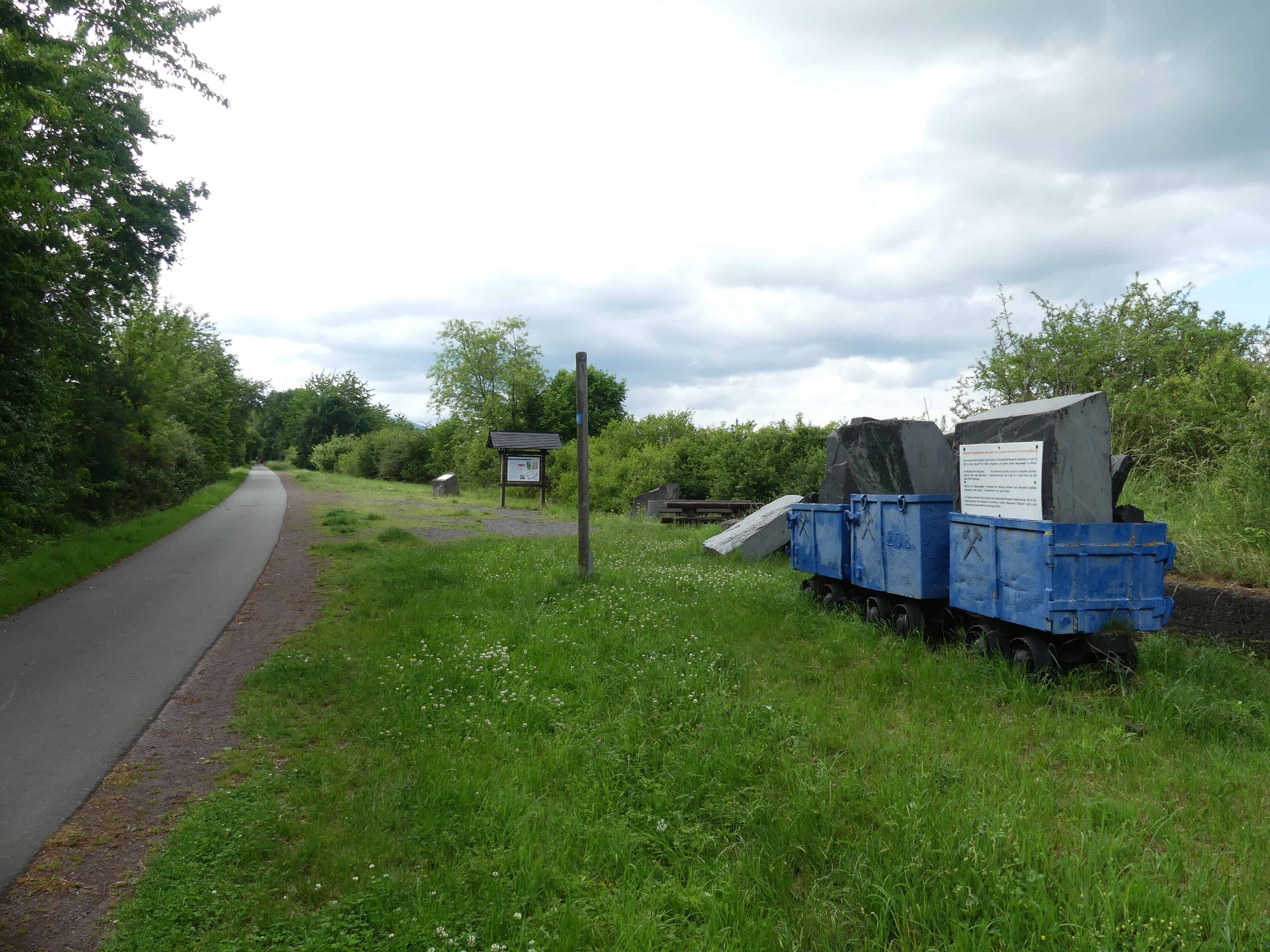 Der Maifeld-Radweg - Landschaft aktiv erleben,Maifeld-Radweg Lore mit Schieferplatten