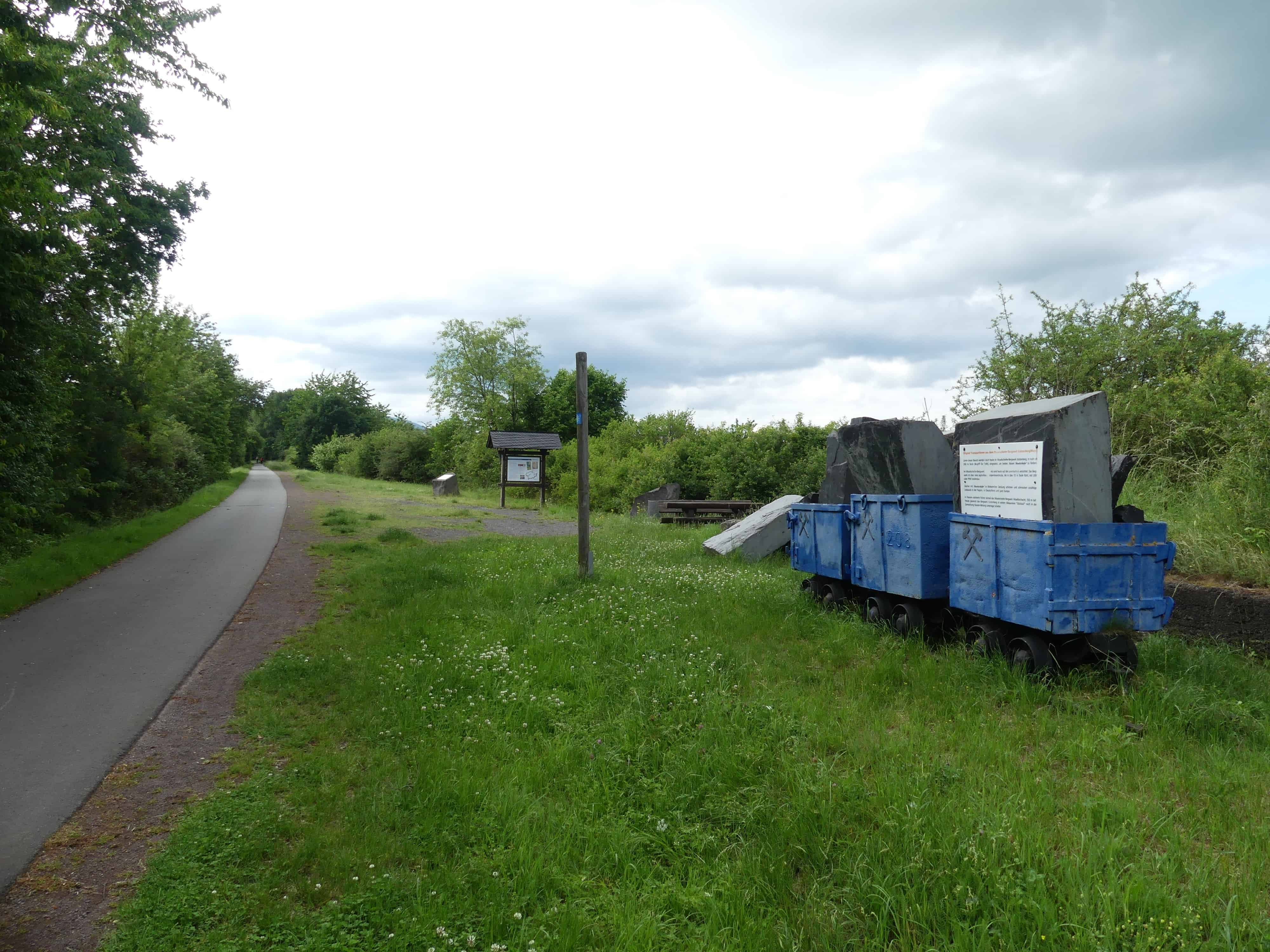 Der Maifeld-Radweg - Landschaft aktiv erleben,Maifeld-Radweg Lore mit Schieferplatten