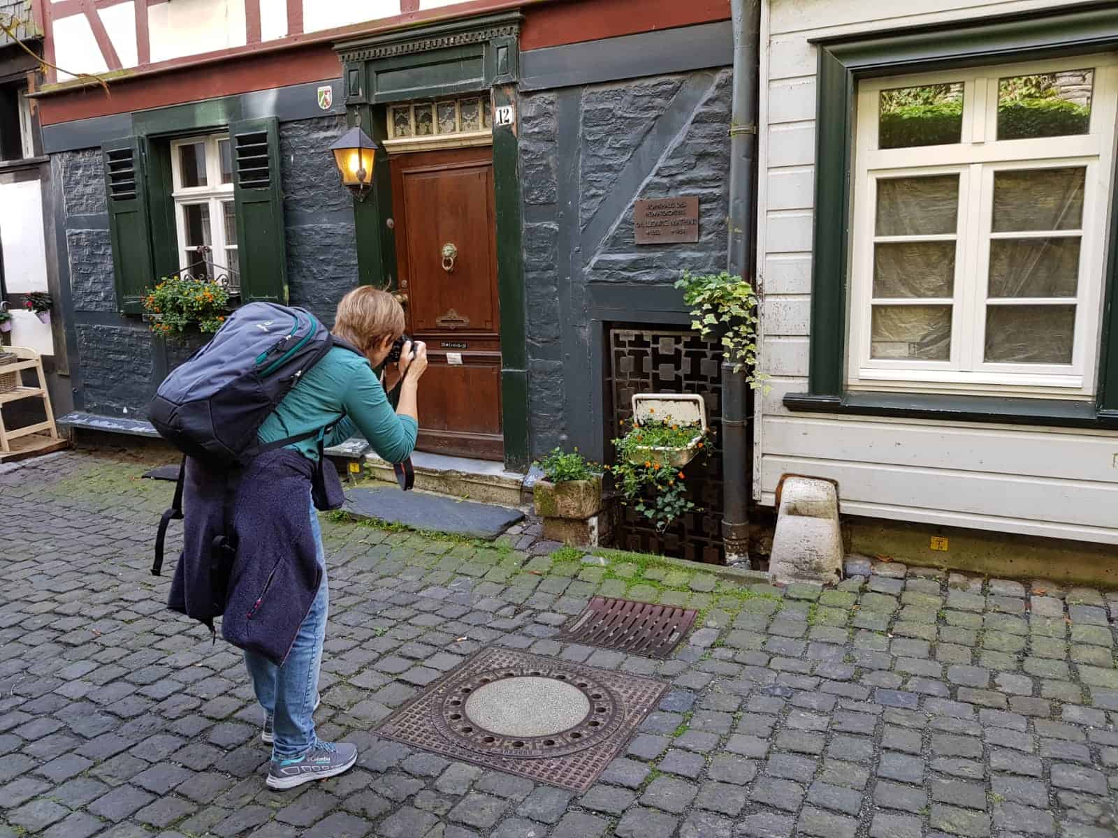 Fotografin knipst mit Blumen bepflanztesWaschbecken